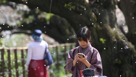 Γυναίκα χρησιμοποιεί κινητό