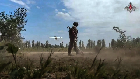 Ρώσος στρατιώτης χειρίζεται drone