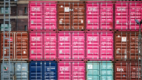 Κοντέινερ σε λιμάνι εν μέσω δασμών Τραμπ