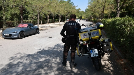 ΕΚΑΒ στο σημείο που αυτοπυρπολήθηκε γυναίκα στο Ζάππειο