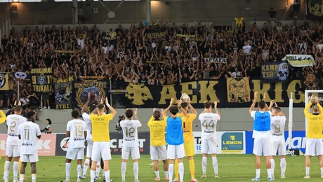 Οι παίκτες της ΑΕΚ με τους οπαδούς τους στη Λάρισα