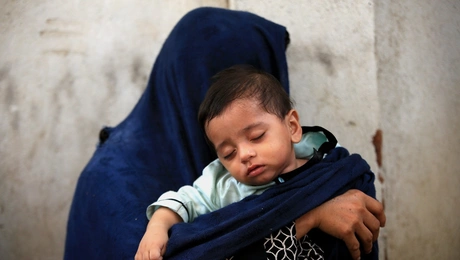 Παιδί με τη μαμά του στο Αφγανιστάν