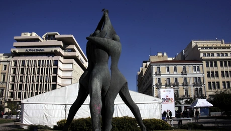 Το άγαλμα της «Εθνικής Συμφιλίωσης» στην Κλαυθμώνος