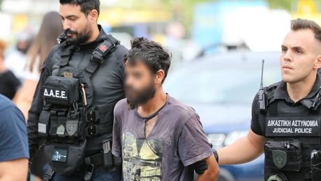 Μεταγωγή του 32χρονου για τις πράξεις του στο Αιγάλεω