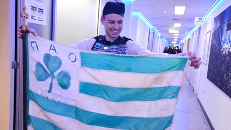 Ομογενής με σημαία του Παναθηναϊκού