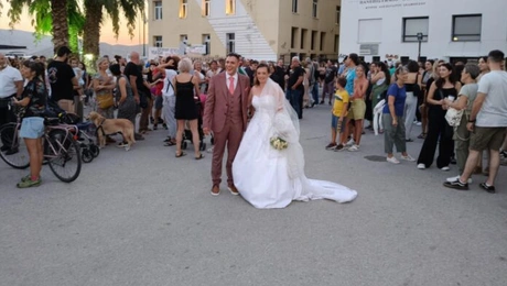 Νεόνυμφο ζευγάρι στον Βόλο στη συγκέντρωση για τα Τέμπη