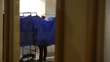 Άτομο ψηφίζει στις εκλογές