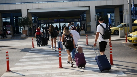 Τουρίστες στο αεροδρόμιο