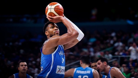 Ο Γιάννης Αντετοκούνμπο εκτελεί βολή