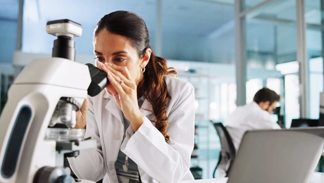 Επιστήμονας σε εργαστήριο