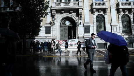 Εργαζόμενοι εν μέσω διαδήλωσης στην Αθήνα