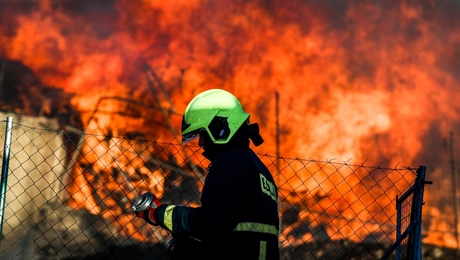 Πυροσβέστης στη φωτιά στο Μενίδι