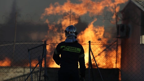Κατάσβεση φωτιάς από Πυροσβεστική