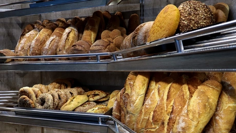 Ψωμιά σε ράφια φούρνου