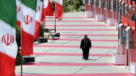 Γυναίκα περπατάει στο Ιράν