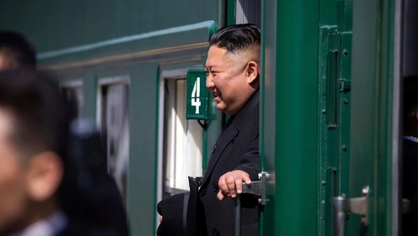 Ο Κιμ Γιονγκ Ουν βγαίνει από το τρένο του