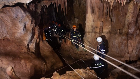 Επιχείρηση της ΕΜΑΚ σε σπήλαιο