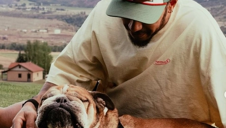 Ο Λιούις Χάμιλτον με τον αγαπημένο του σκύλο