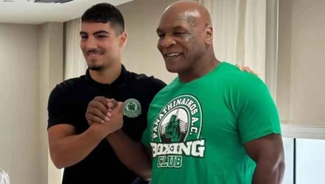 Ο Μάικ Τάισον με μπλούζα του Παναθηναϊκού