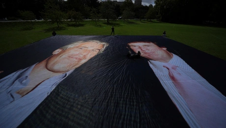 Η μεγάλη φωτογραφία του Τραμπ και του Επστάιν