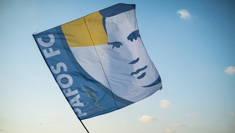 Η σημαια της ποδοσφαιρικής ομάδας της Πάφου