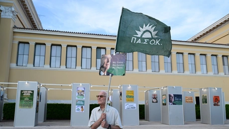 Άνδρας με τη σημαία του ΠΑΣΟΚ στο Ζάππειο