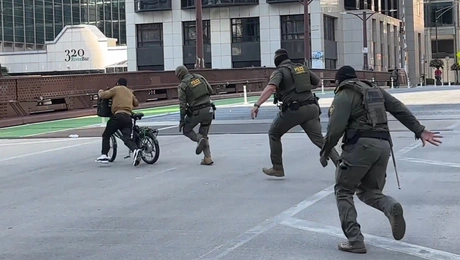 Ο διανομέας του Σικάγο που ξέφυγε από τους πράκτορες της ICE