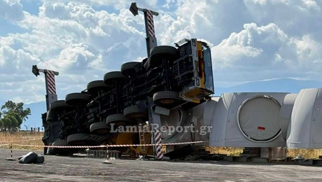 Γερανός με ανεμογεννήτριες αναποδογύρισε στη Στυλίδα