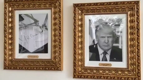 Το κάδρο με το αυτόματο στιλό του Μπάιντεν