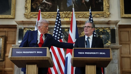 Το «πατ πατ» του Τραμπ στον Στάρμερ