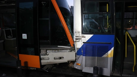 Σύγκρουση λεωφορείου με Τραμ στον Πειραιά