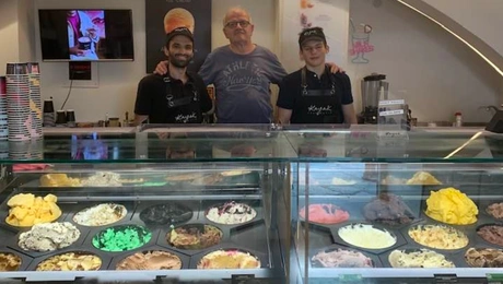 Άκης-Τσελέντης-παγωτατζίδικο