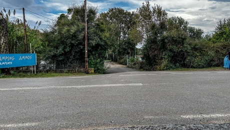 Η είσοδος του κάμπινγκ στη Φοινικούντα