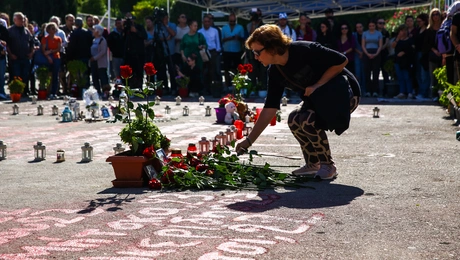 Πολίτες βρέθηκαν στο άτυπο μνημείο των θυμάτων των Τεμπών