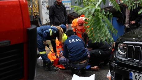 Τραυματισμός περαστικού στην Αθήνα από την κακοκαιρία