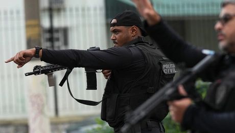 Αστυνομικοί συντονίζουν την επιχείρηση