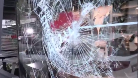 Οι φθορές στο κατάστημα στα Λαδάδικα