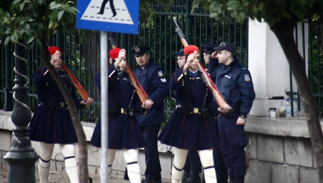 Εύζωνες και αστυνομικοί