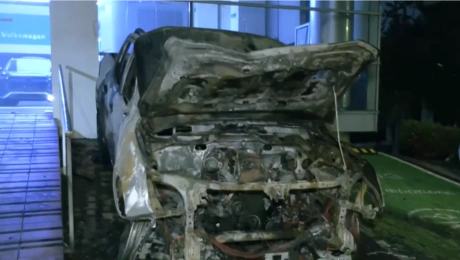 Ένα από τα κατεστραμμένα οχήματα στη Νέα Χαλκηδόνα