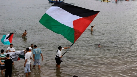 Άνδρας με σημαία της Παλαιστίνης