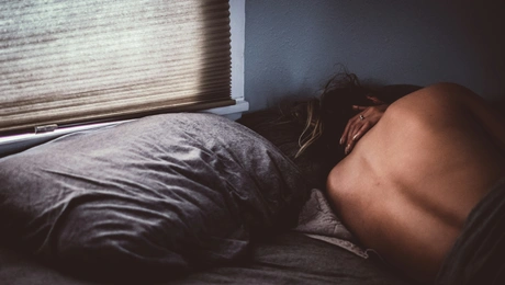 γυναίκα στο κρεβάτι