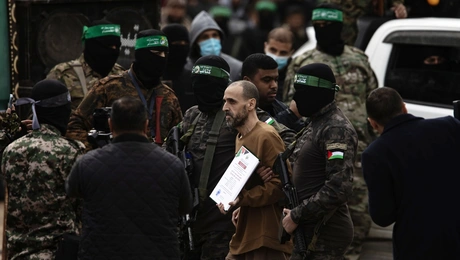 Μέλη της Χαμάς μεταφέρουν Ισραηλινό όμηρο