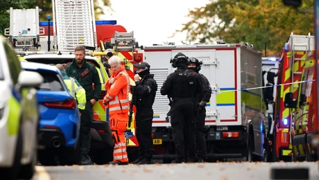 Οι Αρχές έξω από τη συναγωγή στο Μάντσεστερ