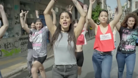 Στιγμιότυπο από το βίντεο κλιπ του τραγουδιού «Μάντισσα»