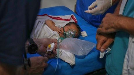 Μωρό λαμβάνει περίθαλψη στη Γάζα