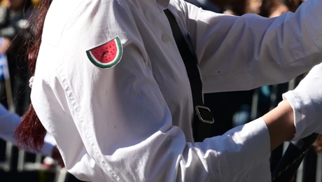 παρελαση-παλαιστινη-σημαιοφορος