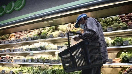 Άνδρας σε σούπερ μάρκετ