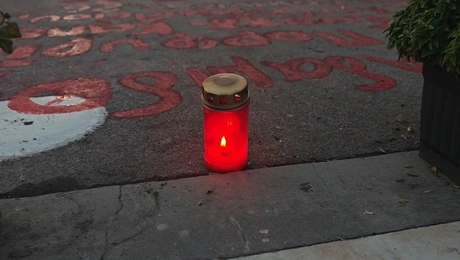 Αφιέρωμα στους νεκρούς των Τεμπών μπροστά από τη Βουλή