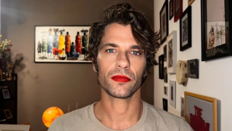 O Aποστόλης Τότσικας με κραγιόν