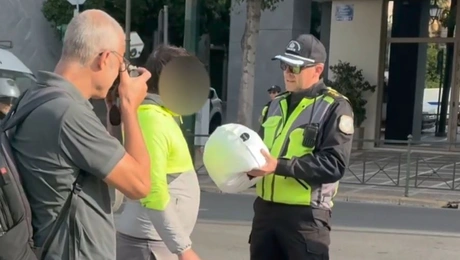 Η Τροχαία μοιράζει κράνος σε παραβάτη